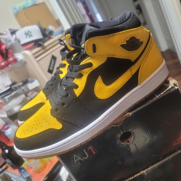 Air jordan  1 mid New love" 2007 release  mens size 13 - Picture 3 of 6